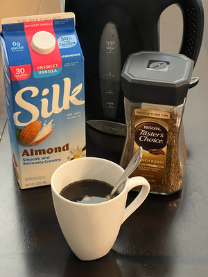 zrugg bide feiiiinäää Mandelmilch und em Nescafe ;)