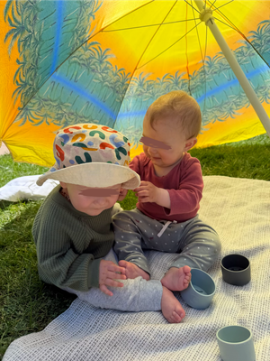Bide Lena im Garte am spielä :-)