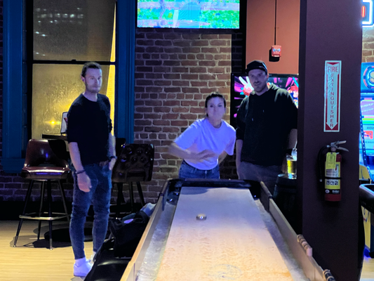Obligats Shuffelboard-Spiel im Golden Gate Tap Room - D'Dési und d'Jasi hend d'Fäbes schön usenand gnoh :D