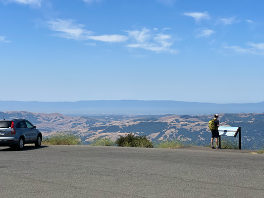 De Mount Diablo isch de Berg womer vo SF uus immer guet gseht wenns nöd gad dunnstig oder näblig isch... scho lang uf eusere To-Do Liste gstande und hüt bi ca 30 Grad hämmers gwagt, als fast einzigi^^