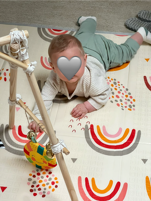 Jayvi macht tummy time