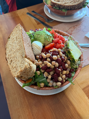 Im Mezzo hemmer für 13.50$ de krässisti und gröschti Salat EVER bstellt (und fascht nöd möge...)