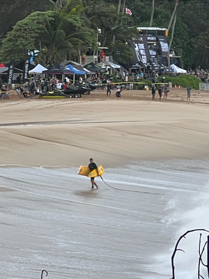 di andere sind mit halbe Boards am Strand ahcho... 