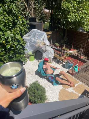 Sunday - wulchelos blaue Himmel, d'Jasi glernt und als Pause am läsende Maa en Iced Matcha Latte gmixt :) De Garte isch - wiemer tragischerwiis gseht - nonig ugfruuhmt... 