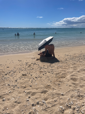 Ala Moana Beach isch ruhig, aber Sandburge baue gaht guuuet :) Am Abig no go surfe, aber det macht halt niemert Fotis.