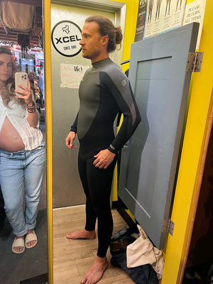 ... zume Board ghört da ih de Bay Area nöd nur Finne und Leash, sondern ä en 4/3mm Wetsuit.