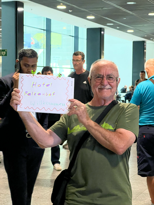 Transport vom Flughafe nach Hinwil isch organisiert; sogar mit Täfeli! Danke, Dopapi :)