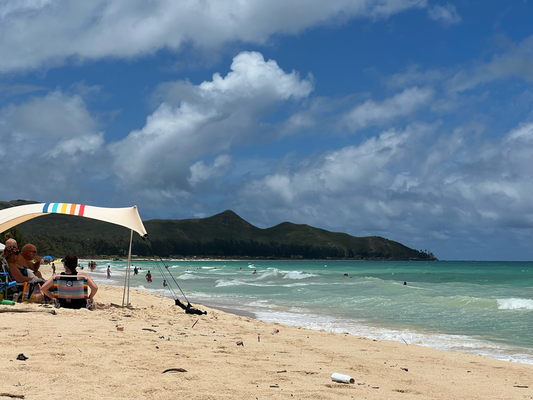 Bellows Beach, womer nume am Wuchenend anechan, under de Wuche isches Militär-Gebiet.