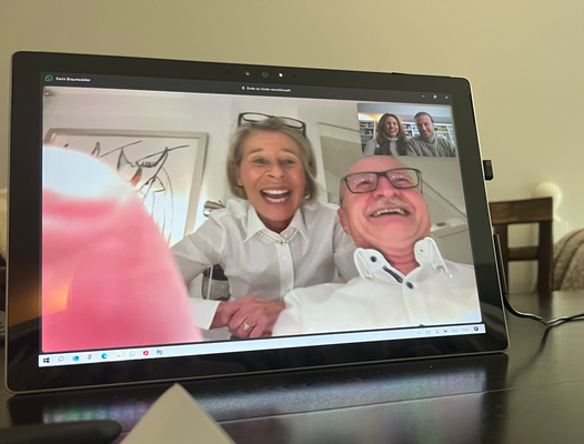 Wiehnachtsmorge bi eus, isch Wiehnachtsabig deheime... Drum hemmer biz Facetime Wiehnacht gfiiret mit de ganze Familie Brauni :D sogar es Päckli wos gschickt hend hemmer so scho döffe am Morge uspacke :))