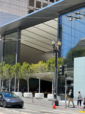 De umbauti Apple-Store - eifach offe de Tag dur!