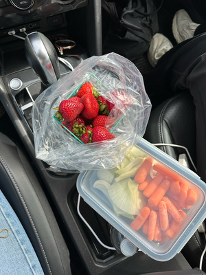 Fresh Strawberries vode Fälder womer verbiigfahre sind -mmmmh