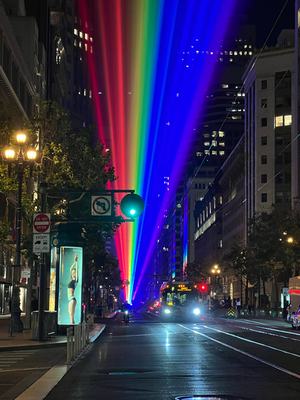 Pride Month - De Laser gaht vom Ferry Building bis ufd Twin, Peaks.