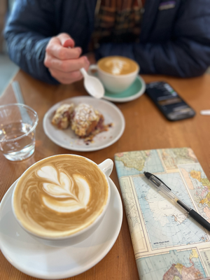 Scout Coffee - und ä abgseh vo dere Wand und em Kaffi es sehr herzigs Stedtli mit hübschä Eggä!