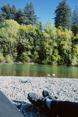 Am Fluss unde no biz d'Sunne versuecht gnüsse näbt em bööse Biiswind.