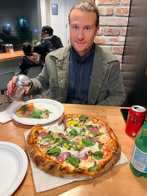und wills ih de IKEA nöd mega Ässe git zum Vorrät fülle, ischs denn glich e Pizza worde zum Znacht (ohni die komische Wurstredli aber). BTW; het so lang offe am Abig; wird zu eusem Not-Nahrigs Resti :D "Mateo Pizza"