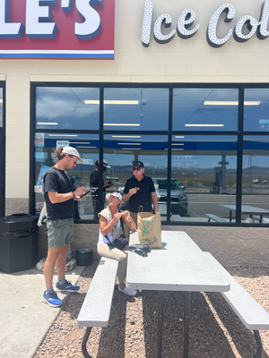 De Zmittag bestaht us ziittechnische Gründ us selbergmachte Sandwiches und findet vor de Tankstell bi 33 Grad statt.
