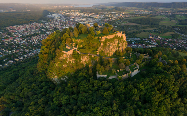 Festung Hohentwiel mit der Stadt Singen im Hintergrund | (c) Achim Mende