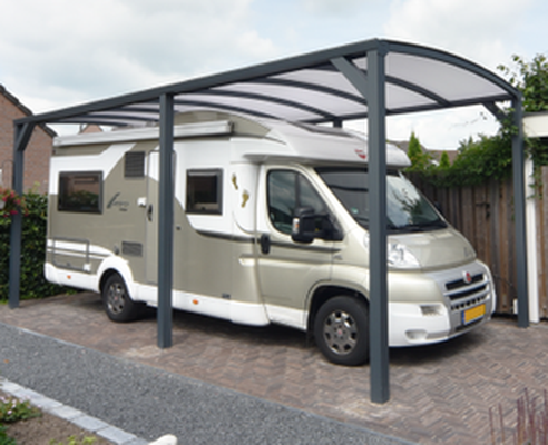 Un abri pour camping car, caravanne avec une structure en aluminium autoportée et une toiture cintrée pour une plus haute résistance à la neige