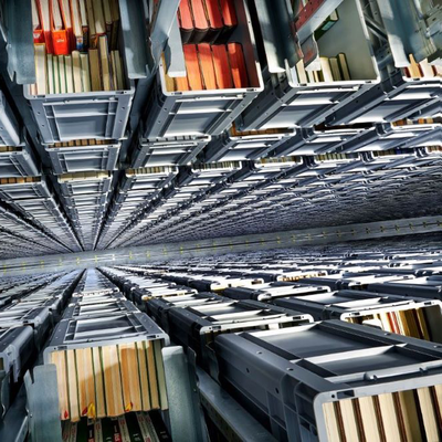 Blick in die Bücherlagerung bei der kooperativen Speicherbibliothek Schweiz in Büron. (Bild: Luca Zanier)