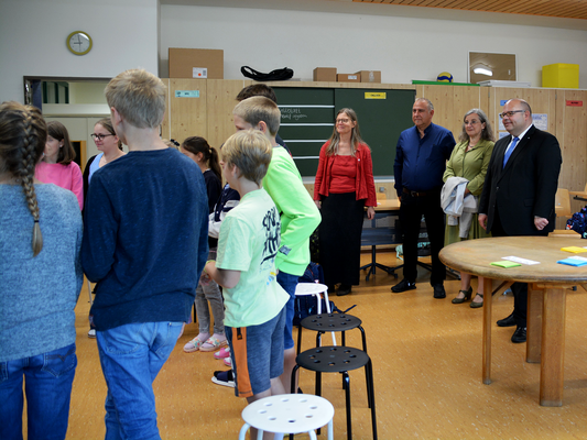  Verena Kleeb (Schulleiterin Hasle), Edy Schöpfer, (Gemeinderat Hasle) Martina Krieg (Leiterin Dienststelle Volksschulbildung) und Bildungsdirektor Armin Hartmann (v.l.n.r.) erhielten am ersten Schultag nach den Sommerferien Einblick in eine Primarklasse.