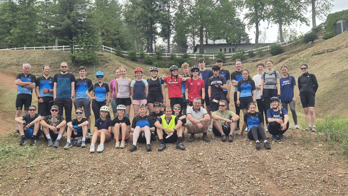 Gruppenfoto beim Motocrosspark in Maggiora.