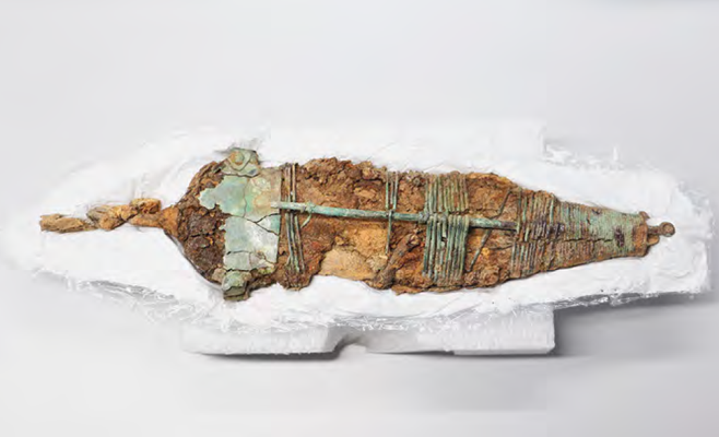 Die Holzscheide des Dolches aus dem eisenzeitlichen Grab von Büron LU war einst mit Leder überzogen und für die Grablegung in ein Tuch gewickelt worden. 