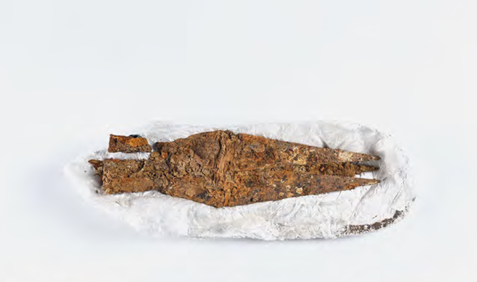 Die zu einem Bündel geschnürten Lanzenspitzen aus dem eisenzeitlichen Grab von Büron LU. 