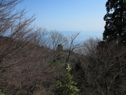 春霞の琵琶湖を望む