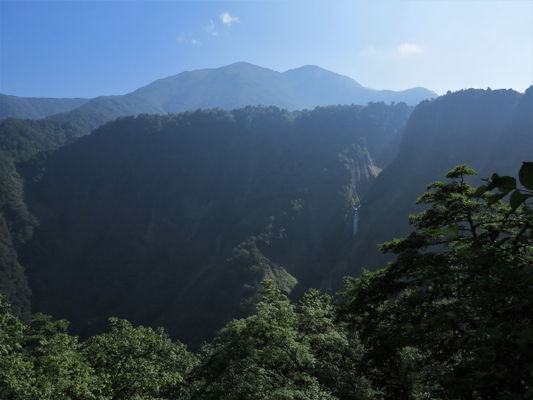 大日岳と称名滝