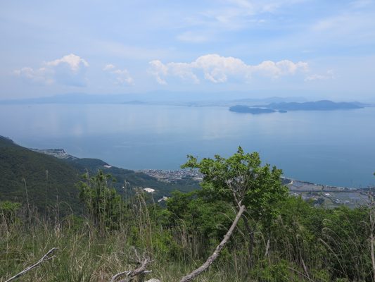 夏の雲が琵琶湖に反射している