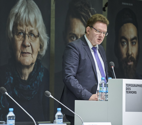 Bildrechte: Jürgen Kramer: Andreas Hollstein, Bürgermeister von Altena/Westfalen, Protagonist des Buchs, liest aus seinem Buchbeitrag vor