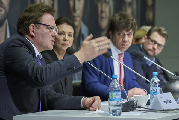 Bildrechte-Jürgen Kramer: Andreas Hollstein, Bürgermeister von Altena/Westfalen, berichtet über seine Erfahrungen  und Hemnisse bei der Aufnahmevon Flüchtlingen