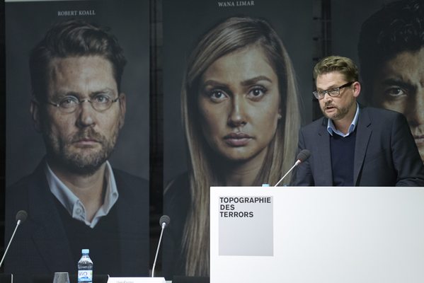 Bildrechte: Jürgen Kramer: Robert Koall, Chefdramaturg Staatsschauspiel Dresden, Autor und Protagonist des Buchs, liest aus seinem Buchbeitrag vor