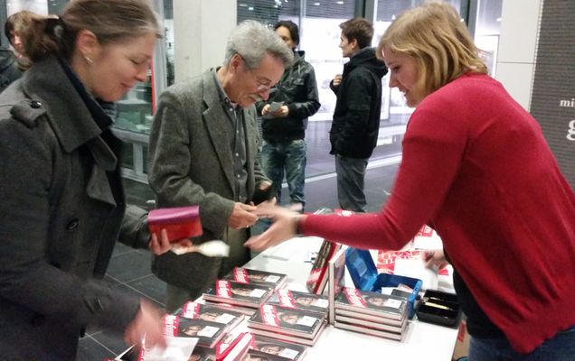 Bildrechte - C. Schmidt: Buchverkauf im Foyer