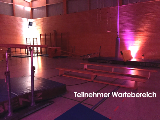Teilnehmer Wartebereich in der Hallenmitte