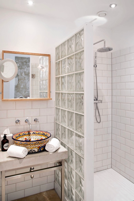 Badezimmer im Hotel mit mexikanischem Waschbecken