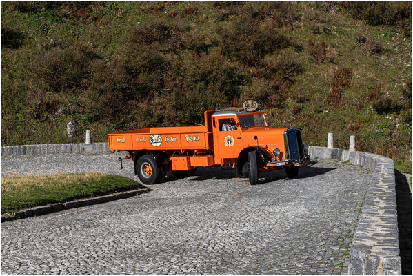 Gusto-Lastwagen 8 der Mühlenwerke Villmergen in den Kehren der Tremola