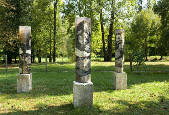 Du Souffle de la Terre. Installation des Piliers N°3/6/9 dans le parc du Musée de Laduz, Bourgogne.  © Hélène Soubeyran