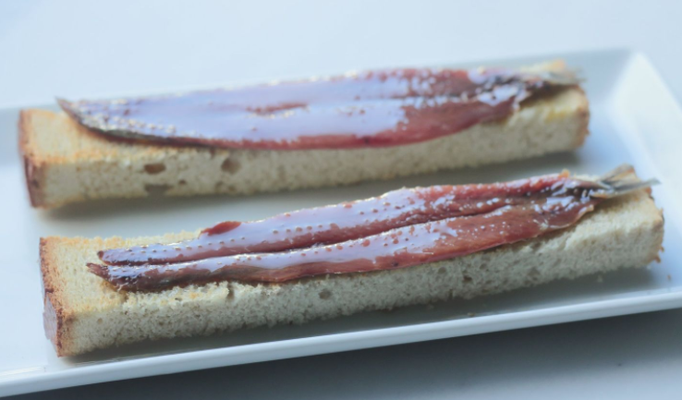 Plato con anchoas Solano Arriola y pan, un aperitivo delicioso