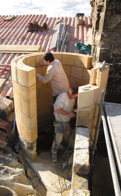 Restitution d'une tour d'escalier en pierres de Mauzens et de Saint-Maximin, Château de Blauzac, Gard