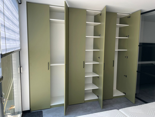 Maatkast en interieur met draaideuren