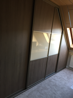 Schuifdeurkast onder schuin dak