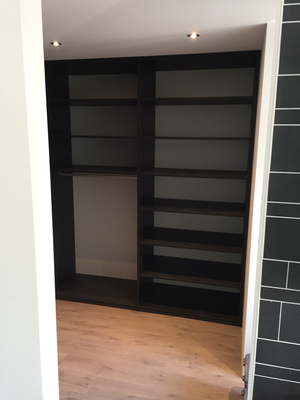 inloopkast met gekleurd interieur