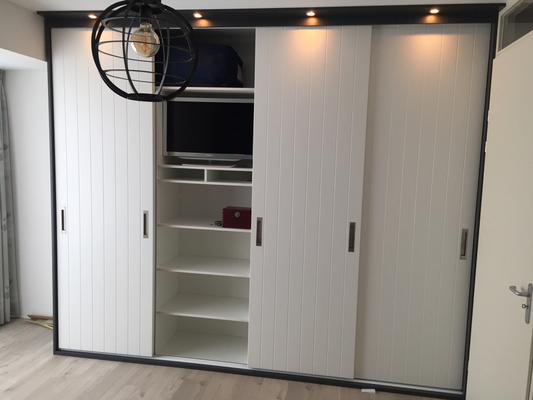 Schuifdeurkast met tv