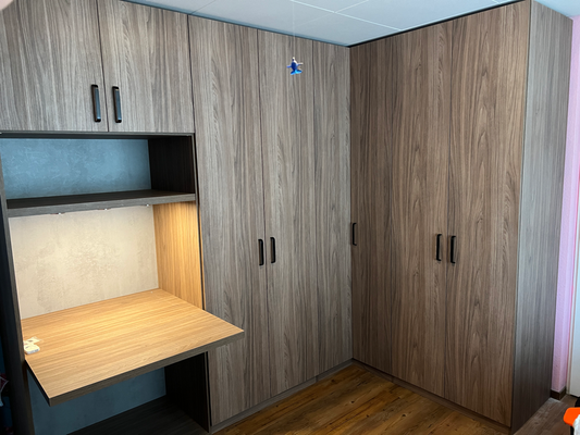 Kast op maat met buro in Alblasserdam