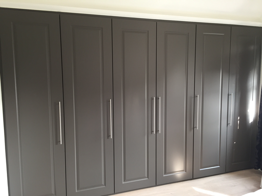 kast onder schuin dak van muur tot muur