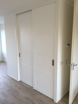 Berkast met paneel schuifdeuren