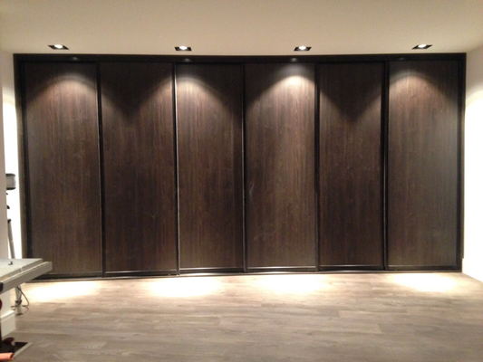 Moderne schuifdeurkast