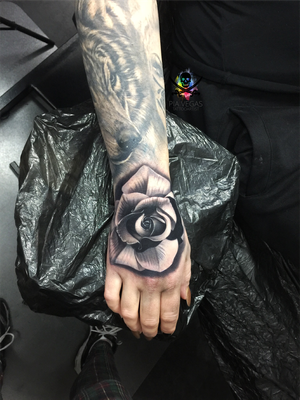 black and grey Rose auf der Hand