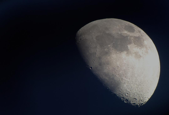 Lune gibbeuse prise en projection oculaire avec smartphone sur un Dobson 300mm